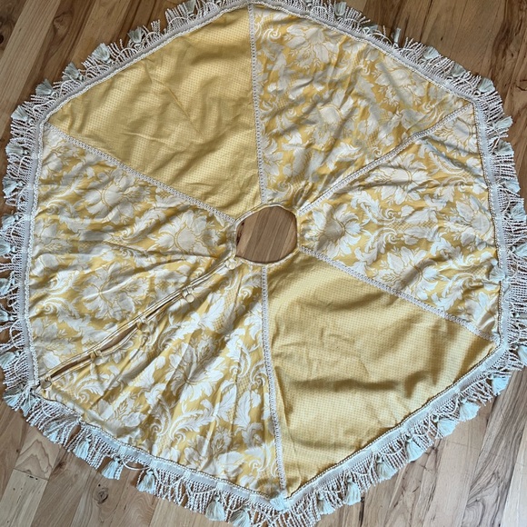 Christmas Tree Skirt Button Gold Tassels Braid Victorian Style Elegant 50 in - Picture 5 of 6